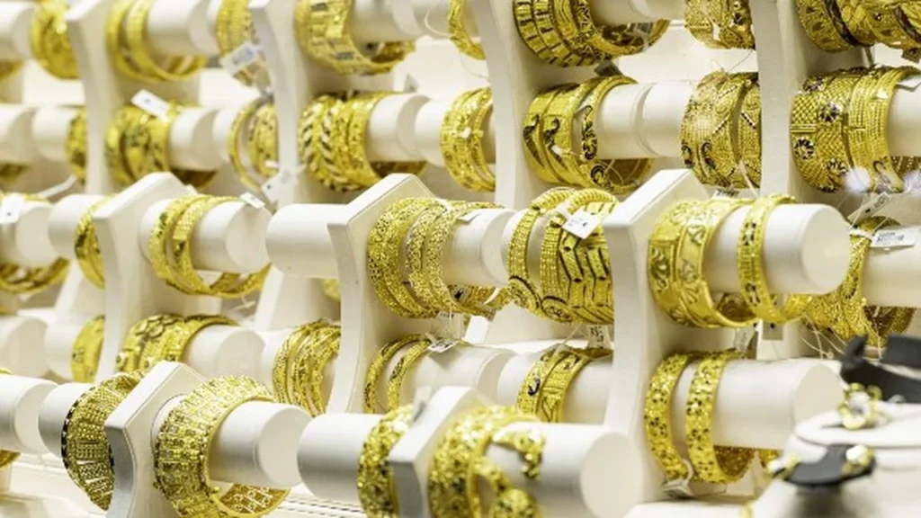 تراجع سعر الجنيه الذهب بقيمة 2000 جنيه وانخفاض مفاجئ لعيار 21 بالسوق